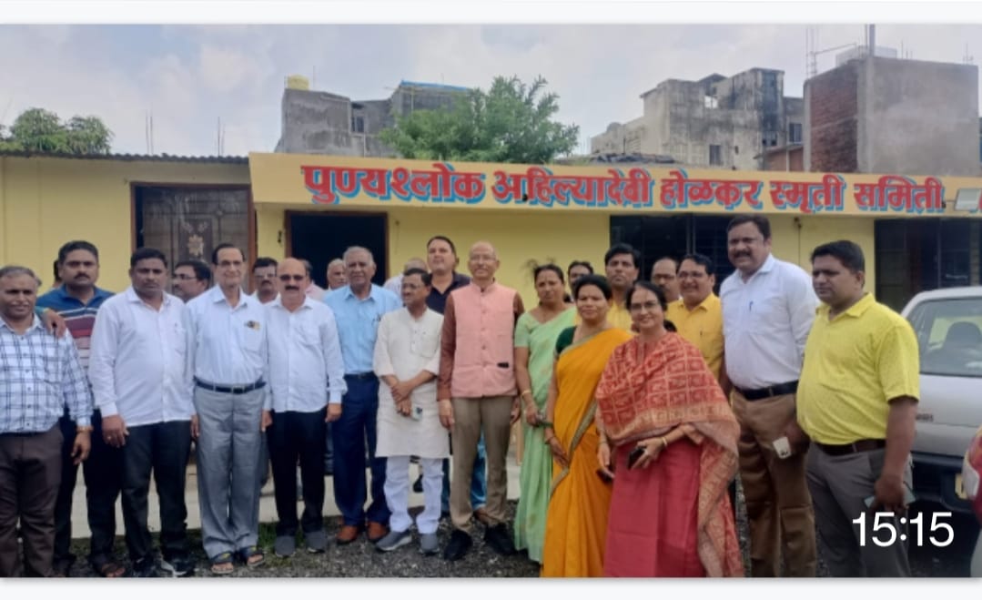 पुण्यश्लोक अहिल्यादेवी होळकर स्मुर्ती समिती हॉल समोरील रोडच्या दोन्ही बाजूचे गटुकरणाचे भूमिपूजन