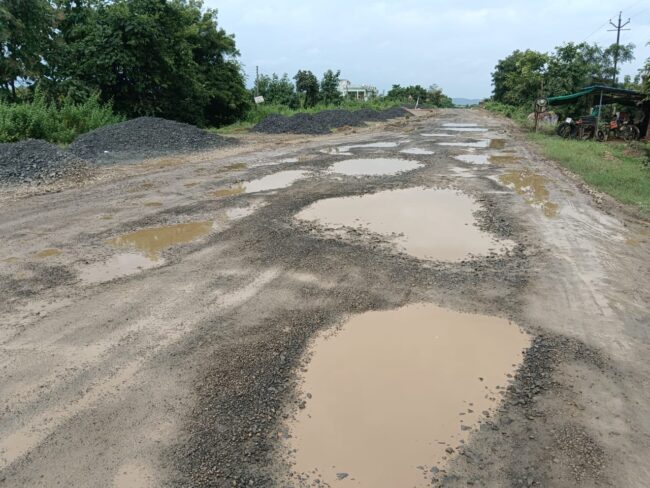 इटगाव पुनर्वसन(पागोरा) भंडारा पवनी मुख्य मार्गावर खड्ड्यांच्या भरतो बाजार इटगाव पुनर्वसन(पागोरा) भंडारा पवनी मुख्य मार्गावर खड्ड्यांच्या भरतो बाजार