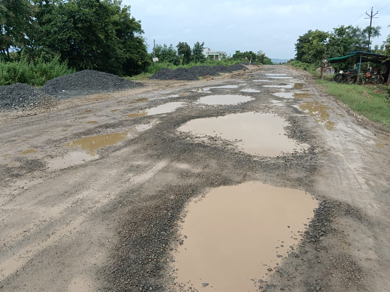 इटगाव पुनर्वसन(पागोरा) भंडारा पवनी मुख्य मार्गावर खड्ड्यांच्या भरतो बाजार