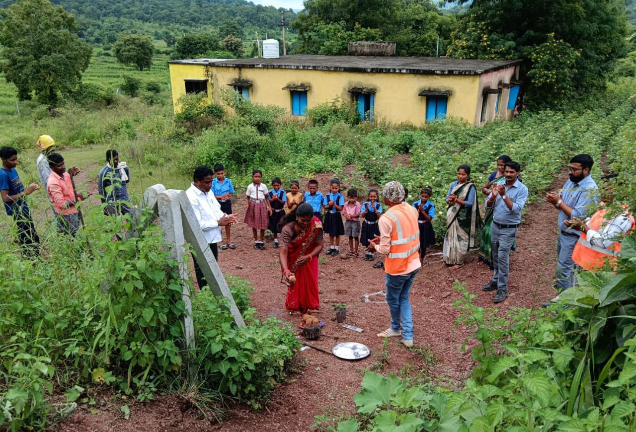 अल्ट्राटेक सिमेंट लिमिटेड, माणिकगड कडून बॉम्बेझरी येथे जाळी  वॉलकंपाऊंड व प्रवेश गेट चे भूमिपूजन.