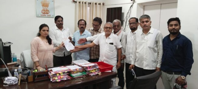 राज्य अभियंता संघटना च्या वतीने जिल्हाधिकारी कार्यालयासमोर निदर्शने राज्य अभियंता संघटना च्या वतीने जिल्हाधिकारी कार्यालयासमोर निदर्शने