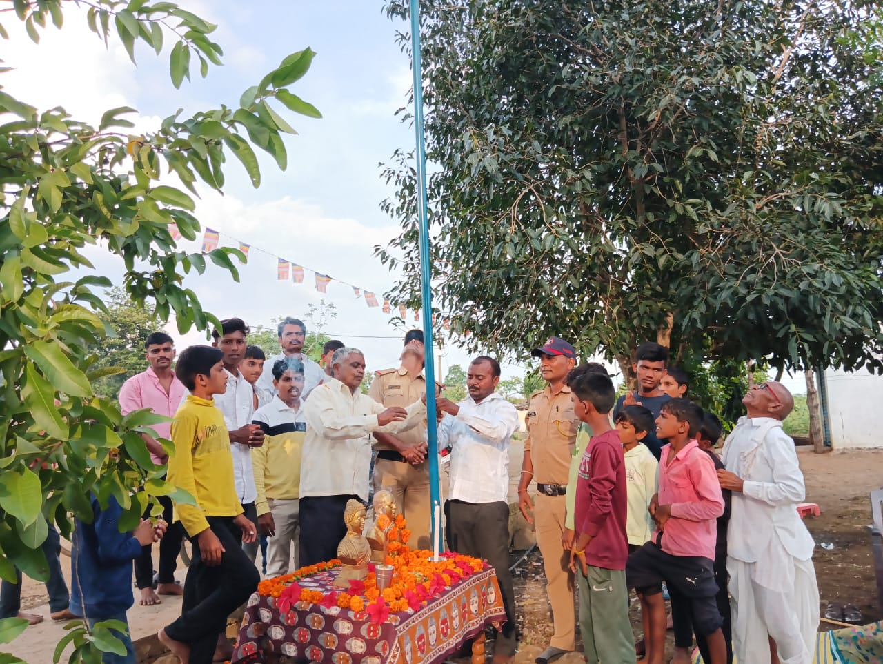 हटकरगुडा नोकेवाडा विजयादशमी निमित्त ध्वजारोहन