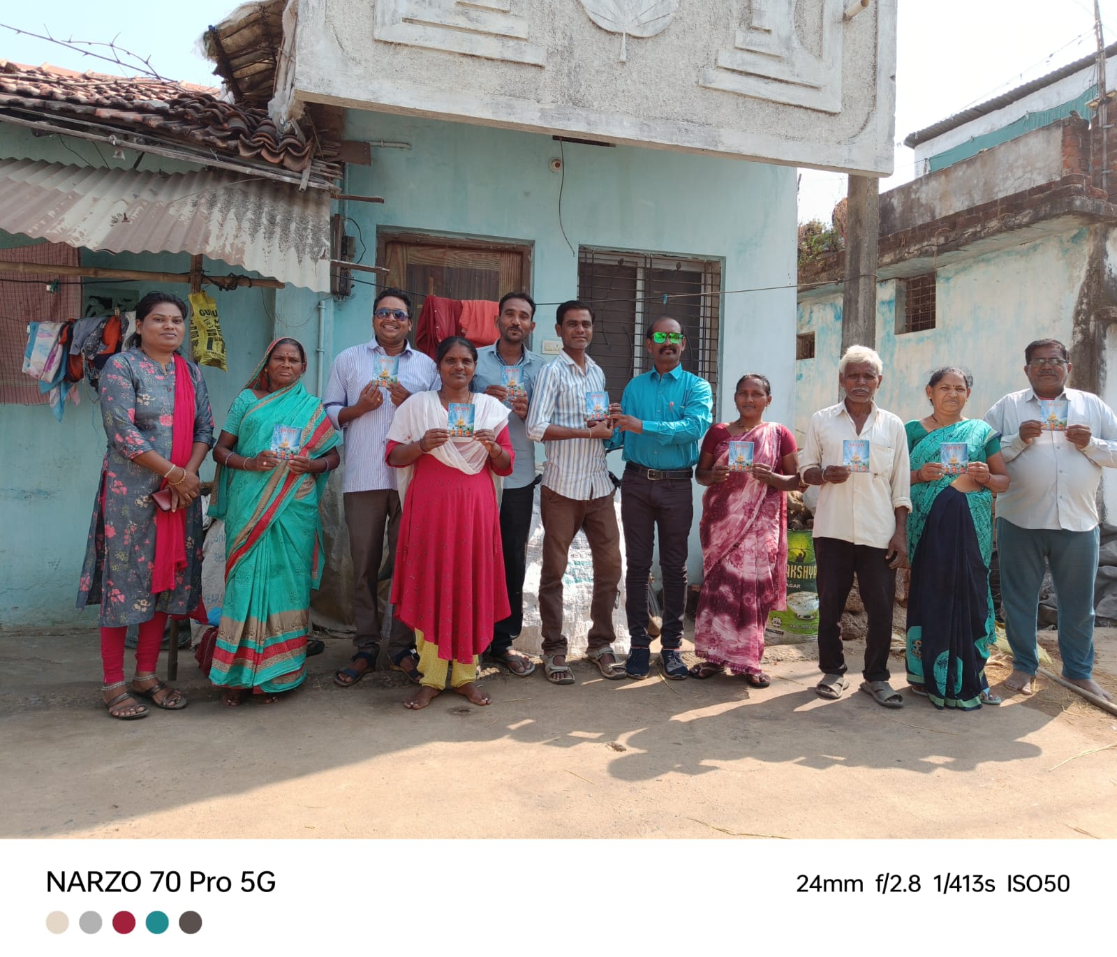 भावेश कोटांगले यांच्या वाढदिवसानिमित्त बुद्ध वंदना पुस्तकाचे वितरण