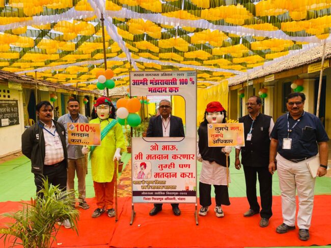 शारदा विद्यालय आदर्श मतदान केंद्राला निरीक्षक विजय गुप्ता यांची भेट