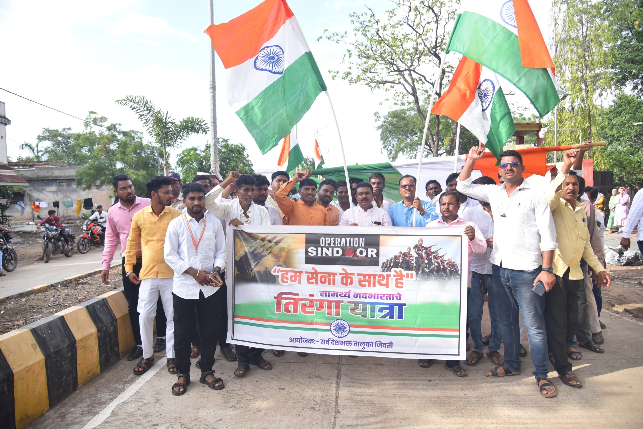 सिंदूर सन्मान तिरंगा यात्रा जिवती शहरातून भव्य तिरंगा रॅली काढण्यात आली<br>(आमदार, देवराव भोंगळे) सिंदूर सन्मान तिरंगा यात्रा जिवती शहरातून भव्य तिरंगा रॅली काढण्यात आली<br>(आमदार, देवराव भोंगळे)