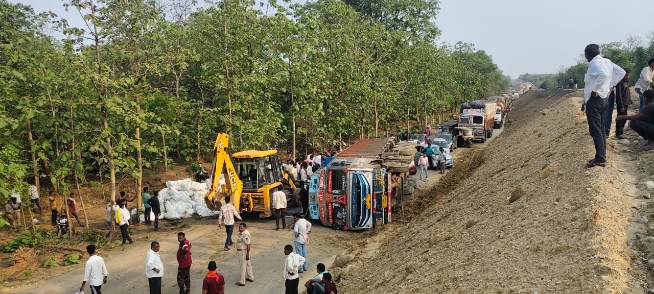 राजुरा – तेलंगणा मार्गावर धानाचा ट्रक पलटला; वाहतूक व्यवस्था विस्कळीत