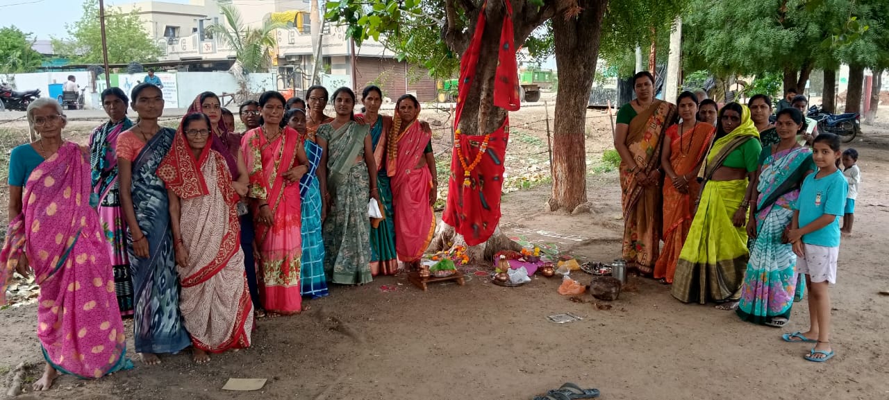 जागतीक पर्यावरण दिनानिमित्त वरूर रोड येथील महिलांचा पर्यावरणपूरक उपक्रम. जागतीक पर्यावरण दिनानिमित्त वरूर रोड येथील महिलांचा पर्यावरणपूरक उपक्रम.