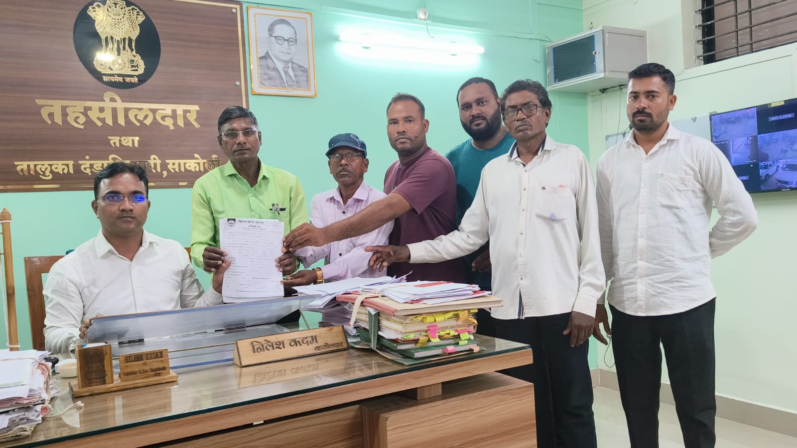 शेतकऱ्यांच्या एल्गार कर्जमुक्तीसाठी अर्जासह शेतकरी तहसील कार्यालयावर धडकले शेतकऱ्यांच्या एल्गार कर्जमुक्तीसाठी अर्जासह शेतकरी तहसील कार्यालयावर धडकले