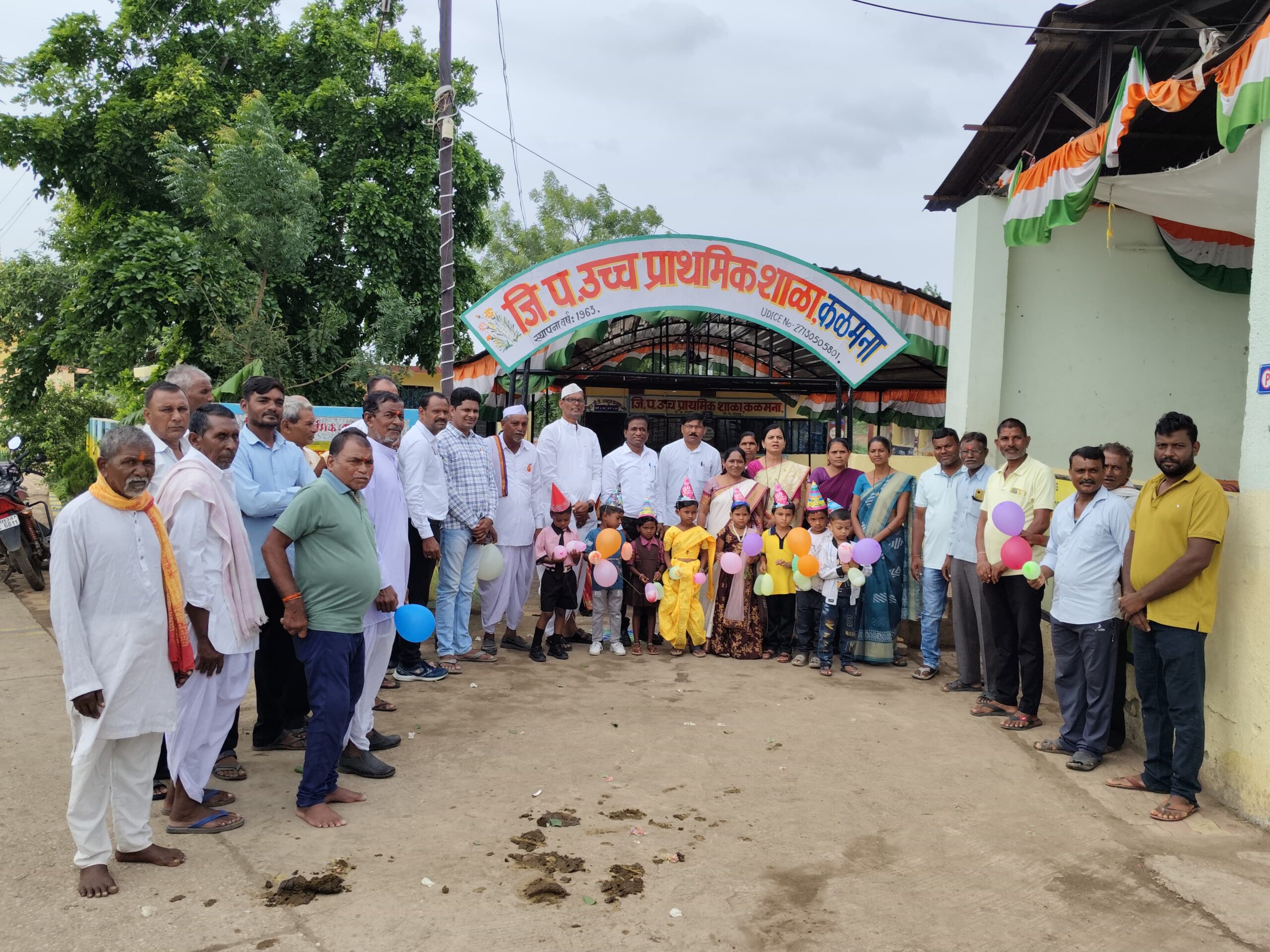 जि. प. शाळा कळमना येथे नवप्रवेशीत विद्यार्थ्यांचे सरपंच नंदकिशोर वाढई यांच्या हस्ते स्वागत.