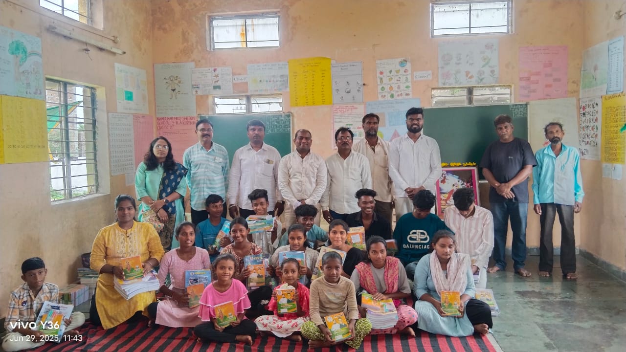 गरजू विद्यार्थ्यांना शालेय पुस्तकें वाटप करून चंद्रपुर नगर बूरूड समाजाने केले पालकांना टेंशन मुक्त गरजू विद्यार्थ्यांना शालेय पुस्तकें वाटप करून चंद्रपुर नगर बूरूड समाजाने केले पालकांना टेंशन मुक्त