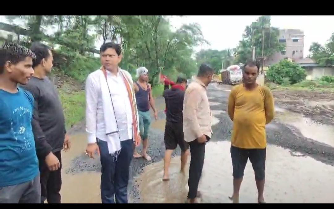 40  दिवसात पहिल्याच पावसात भंडारा शहर नगरपरिषद हद्दीतील रस्त्याची दुरावस्था सगळीकडे खड्डेच खड्डे