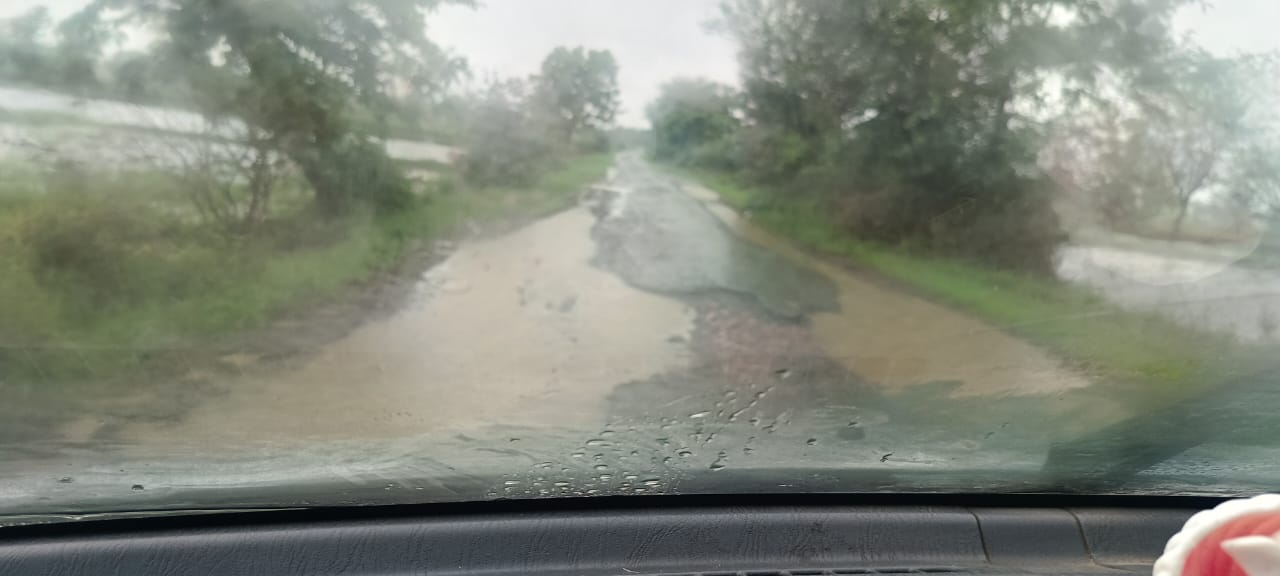 पहेला ते चिखलपहेला या  2 किलोमीटर रस्त्याची दयनीय अवस्था