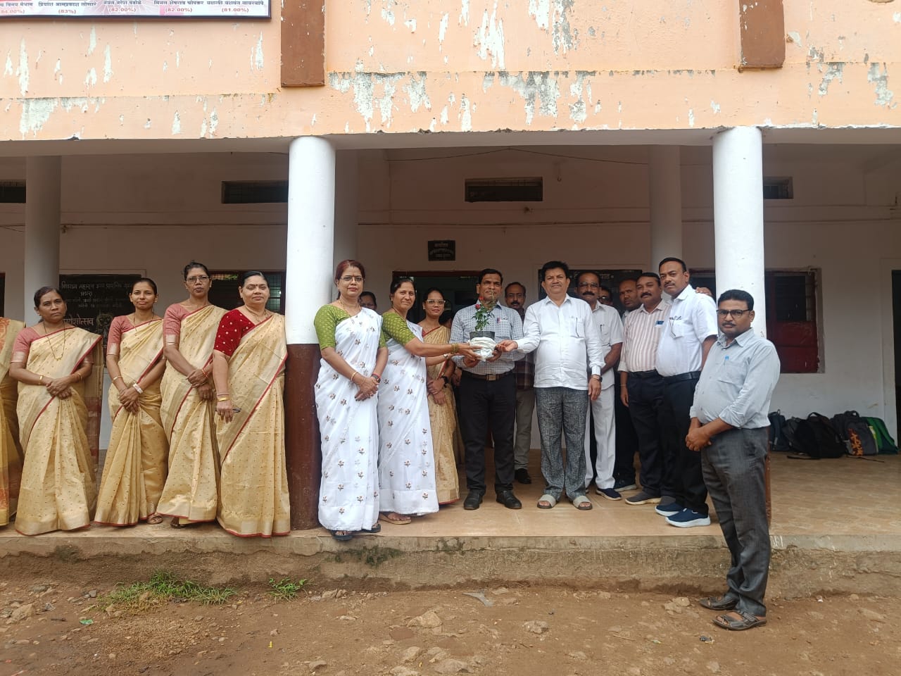 महाराष्ट्र शासनाच्या एक पेड माँ के नाम शालेय उपक्रम जोपासत पर्यावरण संरक्षणार्थ वृक्षारोपण