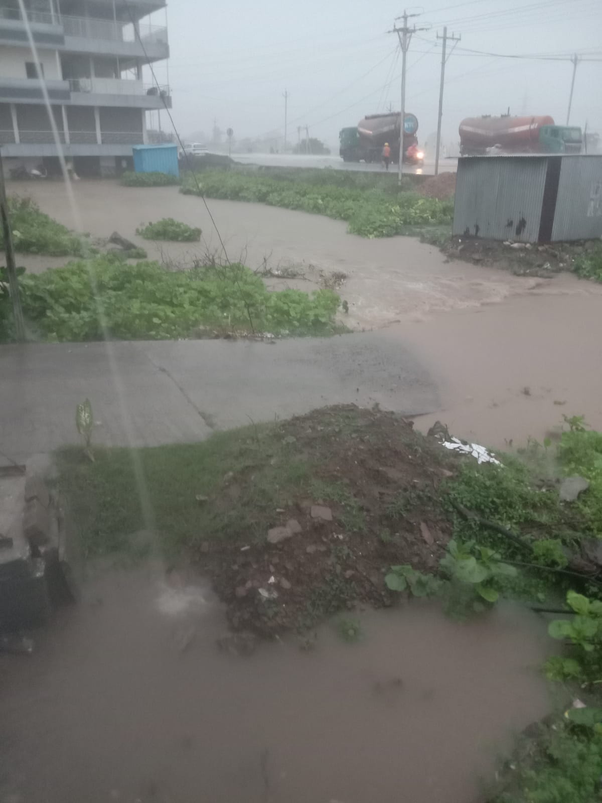 गडचांदूर शहरातील नाली बांधकाम अपूर्ण, पावसात घरात पाणी शिरण्याची वेळ – नागरिक हैराण