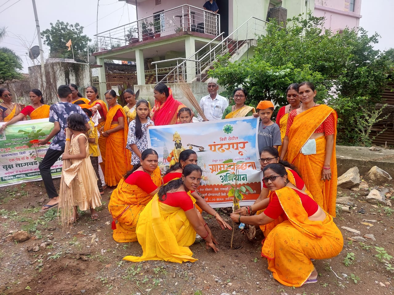 पंढरपूरहून परतल्यानंतर गावात स्वच्छतेचा जागर