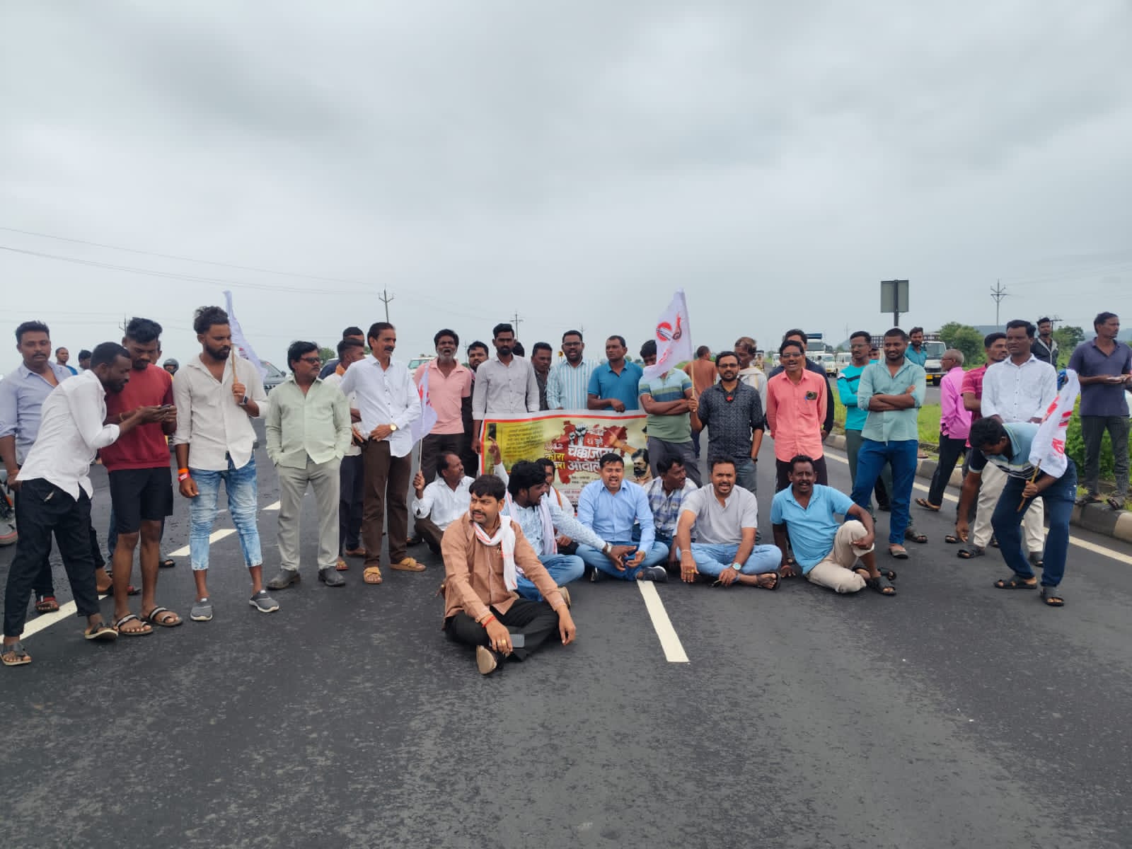 गडचांदूर  ते कोरपना राष्ट्रीय महामार्ग  आदिलाबाद लालगुडा फाटा मोठा हनुमान येथे आज  चक्कजाम आंदोलन करण्यात आले