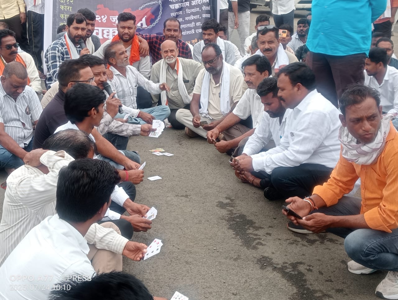नागपूर औरंगाबाद एक्सप्रेस हायवे देवगाव चौफुली येथे शेतकऱ्यांचा सातबारा कोरा करणारत यावा याकरिता चक्काजाम आंदोलन