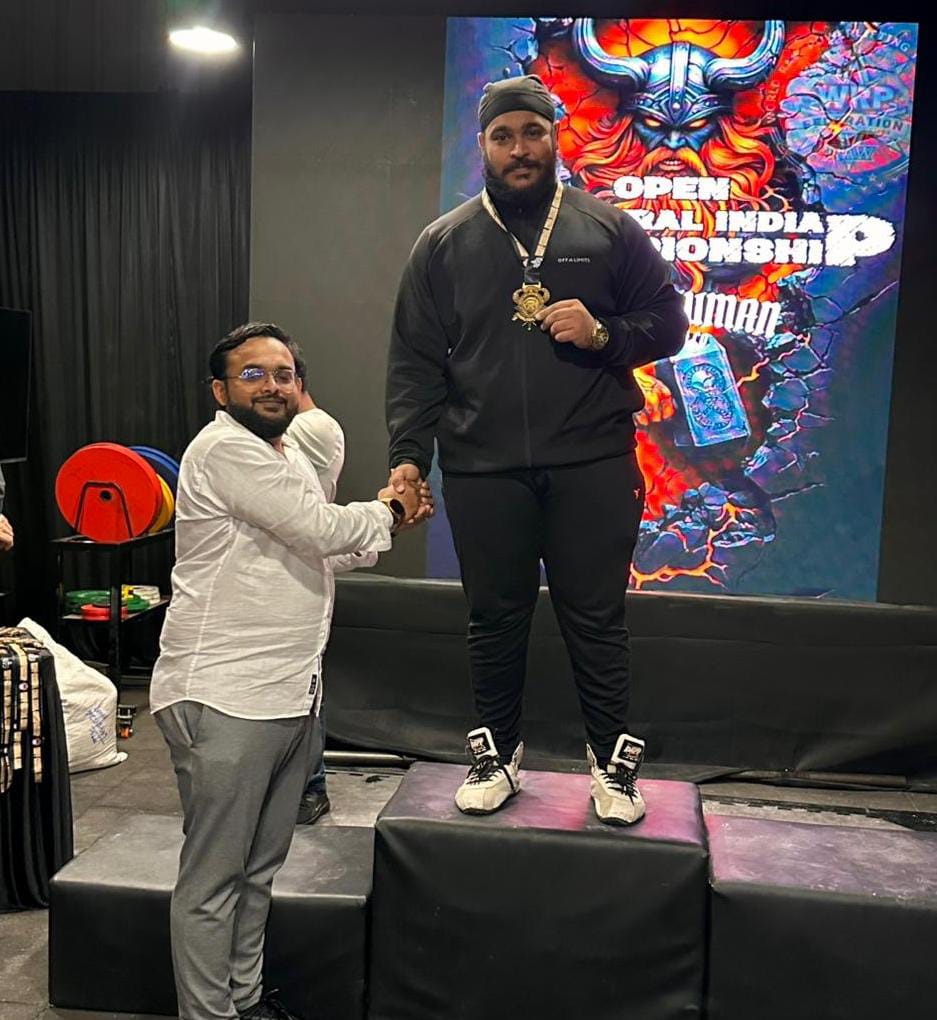 वीरेंद्र सिंह भट्टीने पावरलिफ्टींगच्या १२५ किलो वजनी गट स्पर्धेत पटकावला प्रथम क्रमांक.