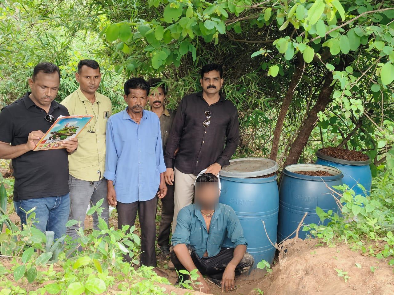 स्थानिक गुन्हे शाखा पथकाची अवैध दारू तस्करी आणि हातभट्टीवर कारवाई एकूण 2 लाख 66 हजार 500/ रुपयांच्या गुद्देमाल जप्त स्थानिक गुन्हे शाखा पथकाची अवैध दारू तस्करी आणि हातभट्टीवर कारवाई एकूण 2 लाख 66 हजार 500/ रुपयांच्या गुद्देमाल जप्त