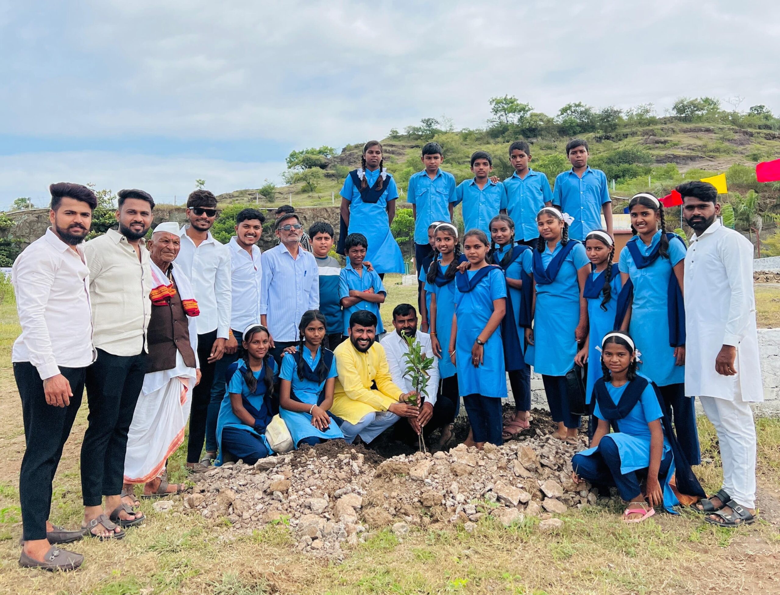 देशभक्तीची रुजवण करणारा अनोखा सामाजिक उपक्रम उपसरपंच राजेंद्र दरेकर यांच्या आयोजनातून संपन्न देशभक्तीची रुजवण करणारा अनोखा सामाजिक उपक्रम उपसरपंच राजेंद्र दरेकर यांच्या आयोजनातून संपन्न