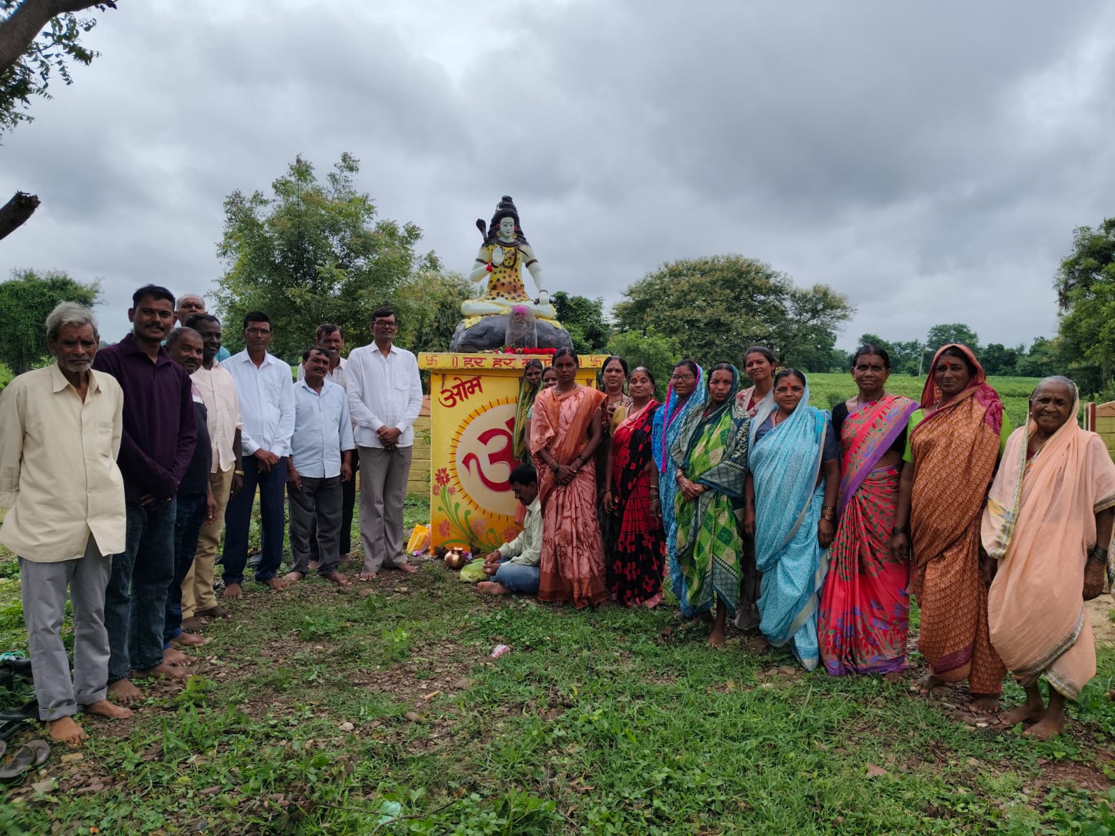 कळमना येथे अनोखा रक्षाबंधन सोहळा : ऑक्सीजन पार्कातील भगवान शंकर व वृक्षांना बांधल्या राख्या.