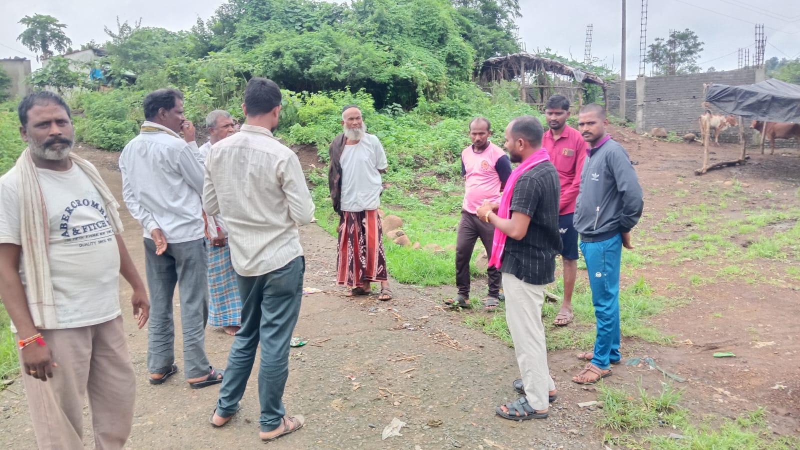 सुदामभाऊ राठोड यांनी घेतली रोडगुडा वासियांची भेट