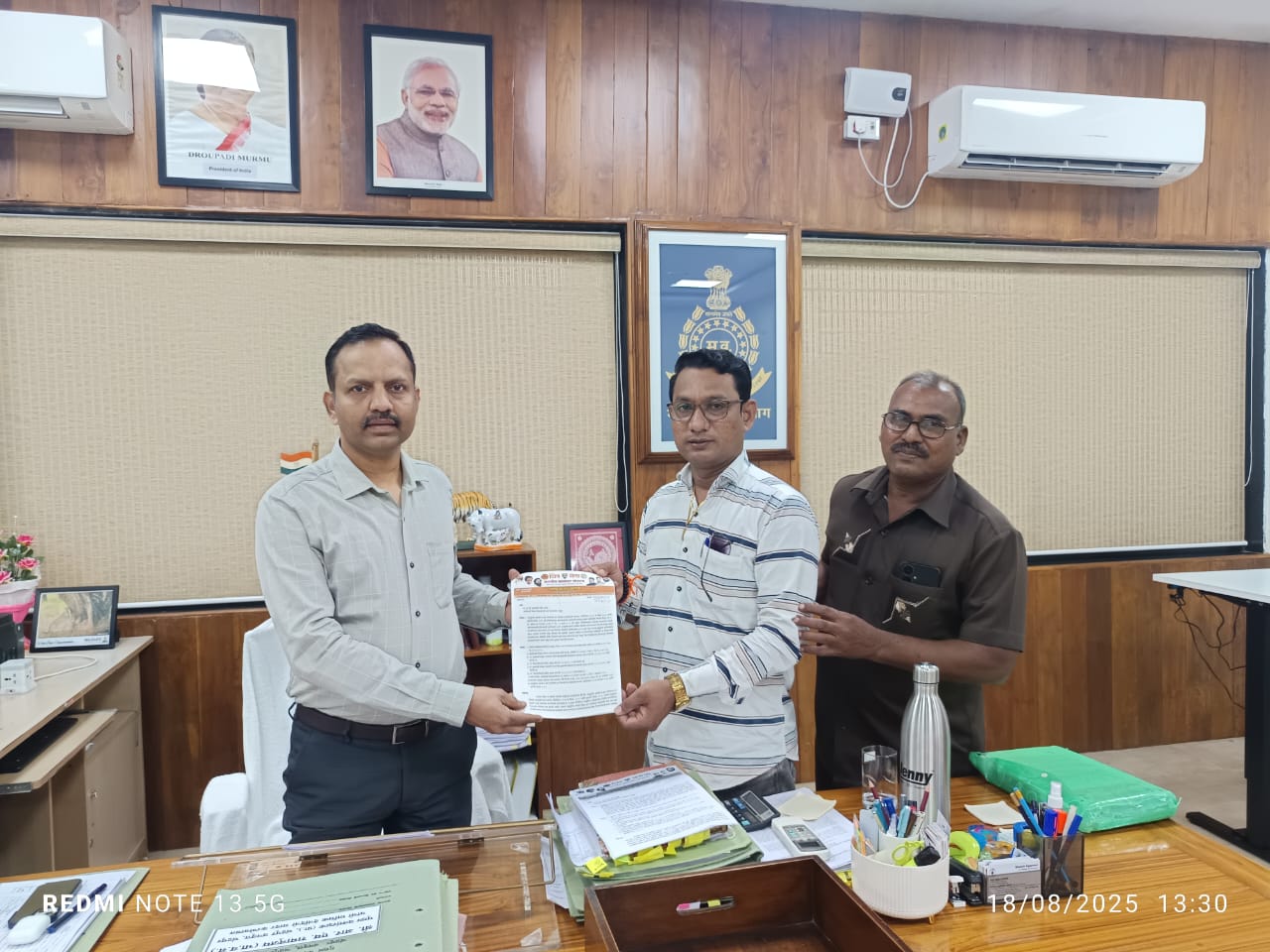 बळजबरीने जमिनी हिस्कावून उपासमारी पाळी आणण्याऱ्या दोषी अधिकाऱ्यांवर तात्काळ कठोर कार्यवाही करुन नुकसान भरपाई दया! शिवसेना चंद्रपुर तालुका प्रमुख संतोष पारखी