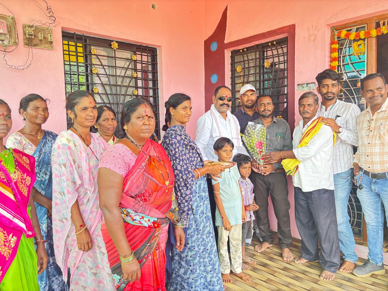 अन्याय ग्रस्त गावात भेट देऊन त्यांना सांत्वन देऊन केला वाढदिवस साजरा.