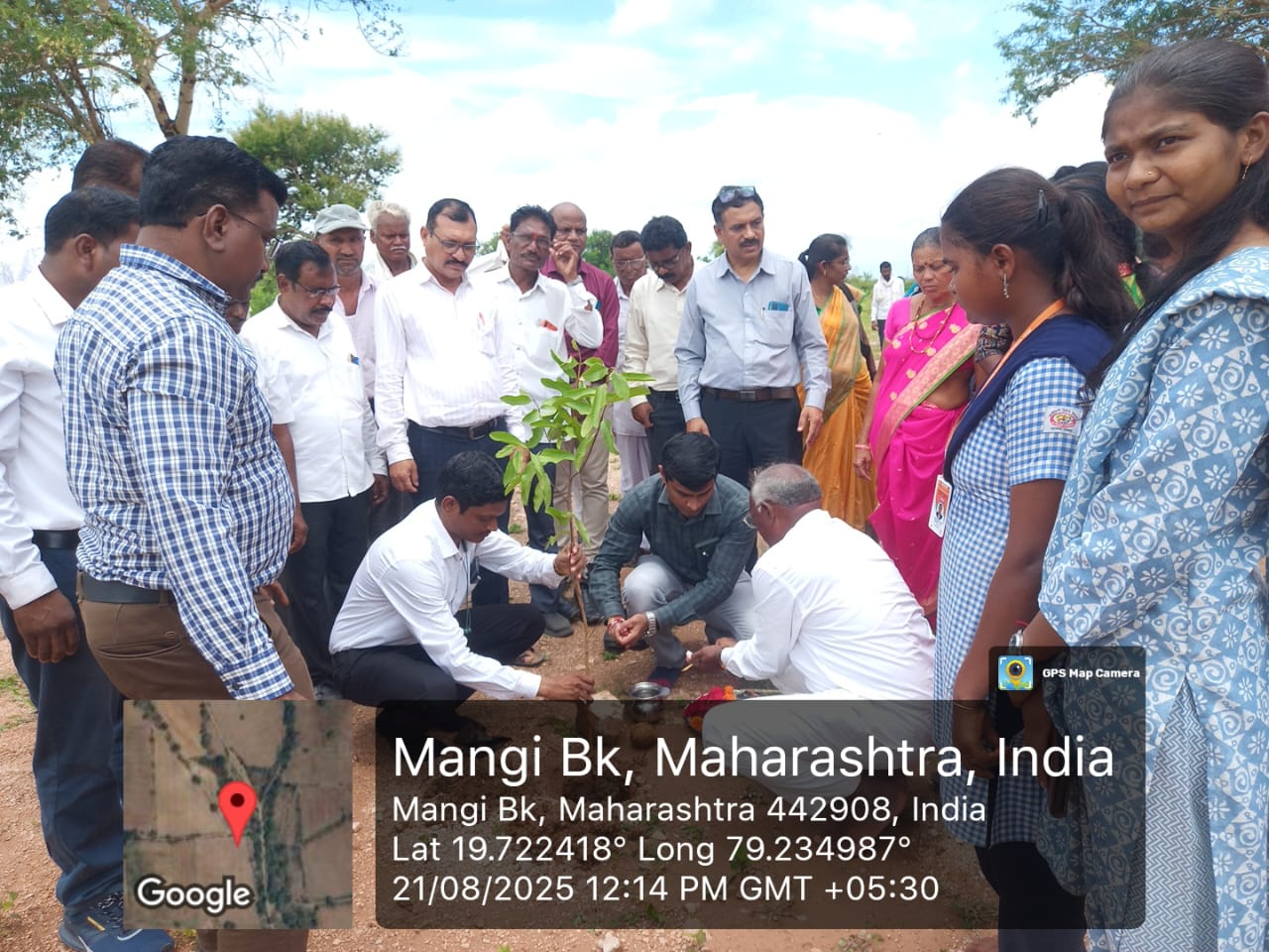 एका मिनिटात अकराशे एक फळझाडे लावण्याचा उपक्रम स्मार्ट ग्राम मंगी(बु) यांचा अभिनव उपक्रम.