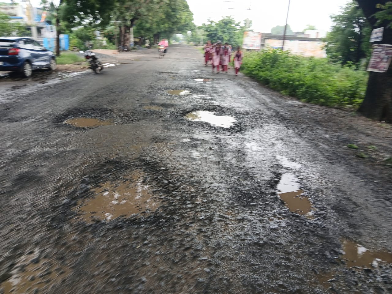 आवारपूर – नांदाफाटा मार्गावर मोठेमोठे खड्डे पळले आहेत