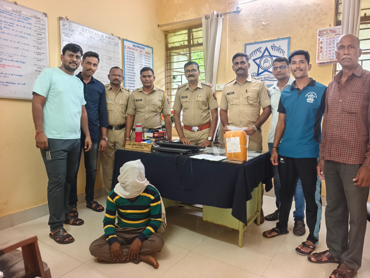 जिवती पोलिसांची गांजा विक्रेत्याच्या घरी धाड गांजा विक्रेत्याला केली अटक