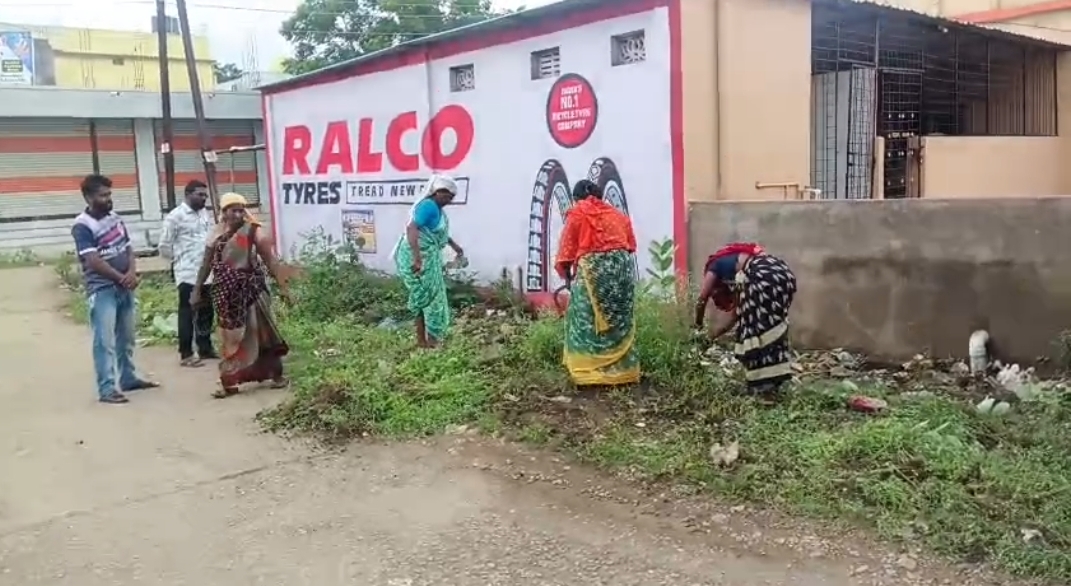 दनका(गौतम नगरी चौफेर) चा बातमी लावताच<br>नगरपरिषदेचे सफ़ाई कामगार लागले कामाला दनका(गौतम नगरी चौफेर) चा बातमी लावताच<br>नगरपरिषदेचे सफ़ाई कामगार लागले कामाला
