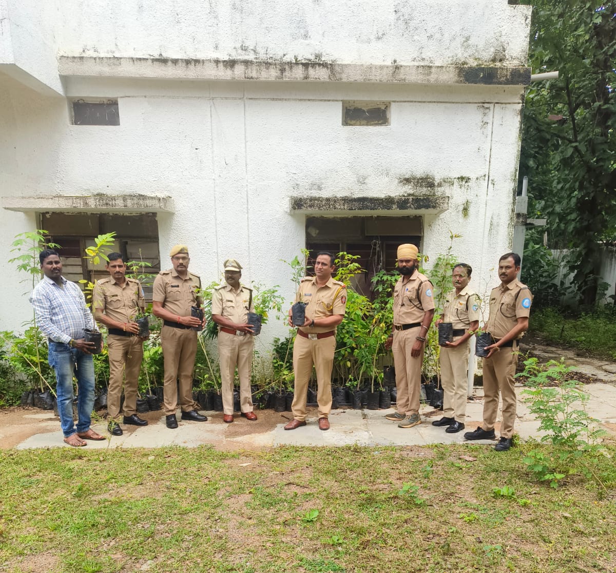 होमगार्ड कार्यालय राजुरा मार्फत हरित महाराष्ट्र समृद्ध महाराष्ट्र अभियाना अंतर्गत वृक्षारोपण कार्यक्रम राभाविण्यात आले. होमगार्ड कार्यालय राजुरा मार्फत हरित महाराष्ट्र समृद्ध महाराष्ट्र अभियाना अंतर्गत वृक्षारोपण कार्यक्रम राभाविण्यात आले.