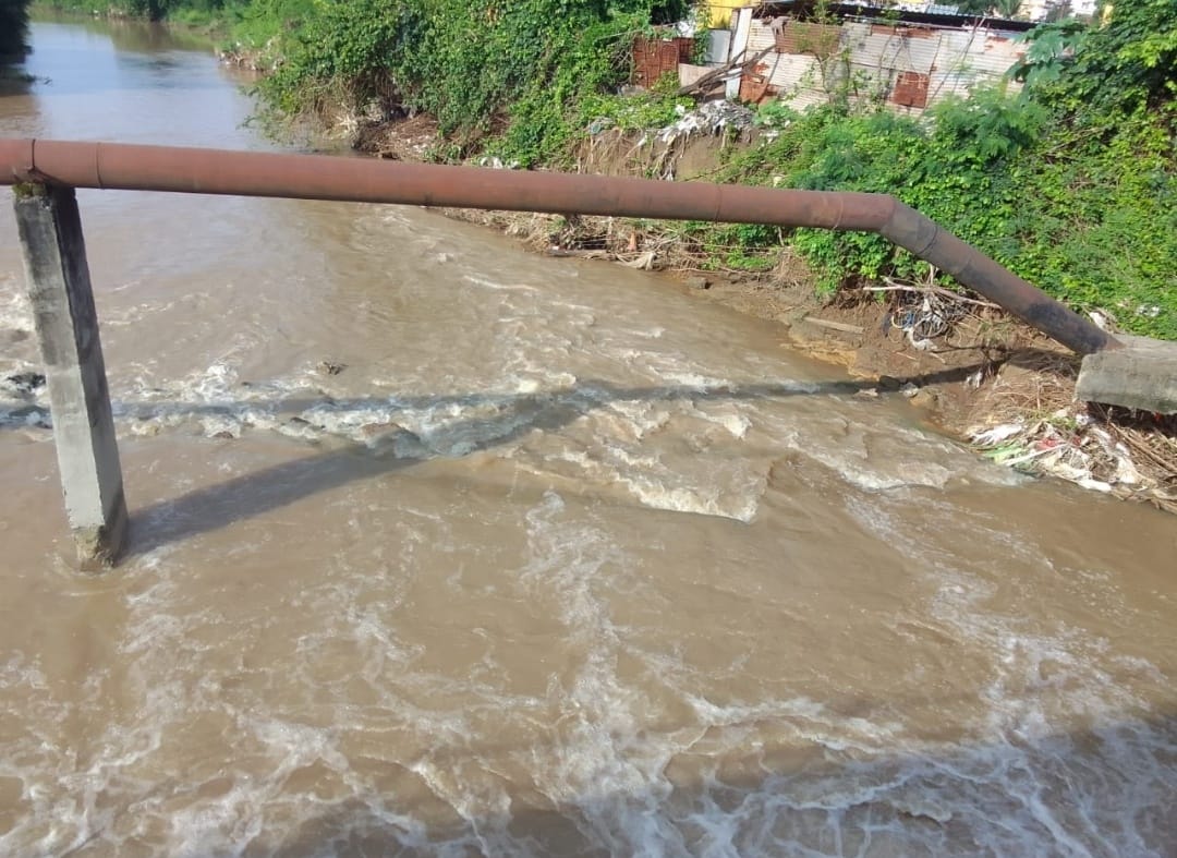 आधार खचल्याने नगर परिषद जलवाहिनी धोक्यात.