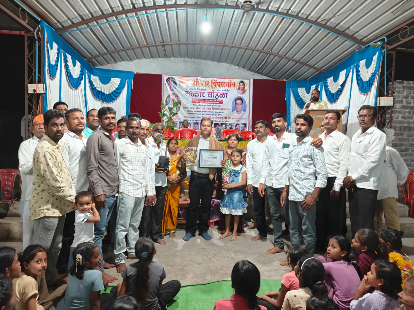 आदर्श शिक्षकांचा जन्मभूमी व कर्मभूमीत सत्कार