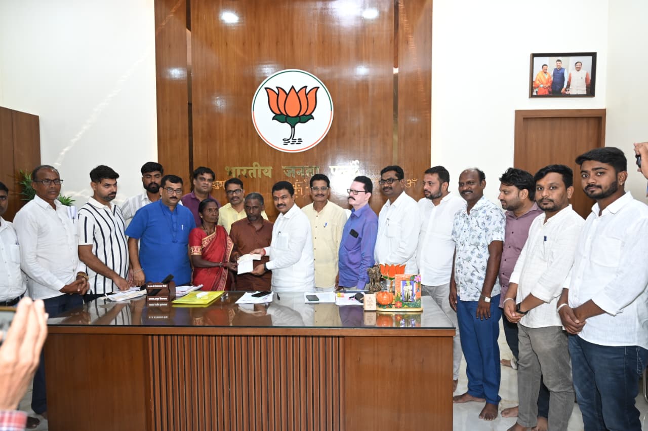 अपघातग्रस्त कुटुंबियांच्या वारसांना प्रत्येकी ४ लाखांच्या धनादेशाचे वितरण