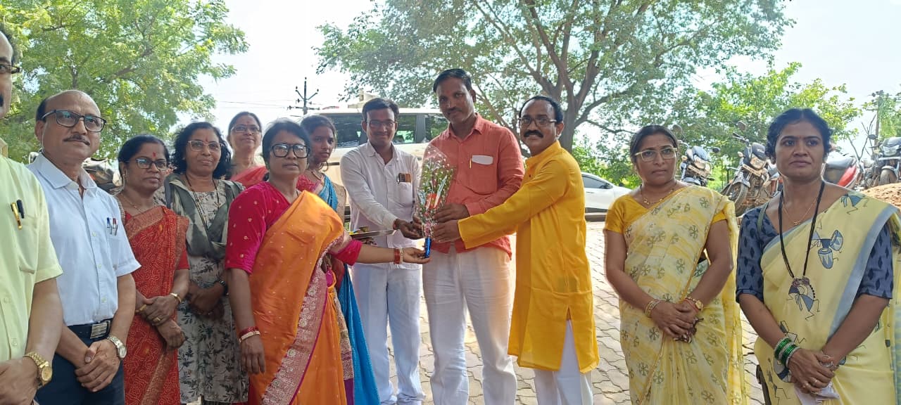 श्रीमती गोपिकाबाई सांगळा आश्रम शाळा राजुरा स्व. नामदेवराव जाधव प्राथ. आश्रमशाळा राजुरा येथे भगवान बिरसा मुंडा (150 वी जयंती) जनजाती गौरव दिन, विशेष नावीन्यपूर्ण उपक्रमाने उत्सहात  साजरा