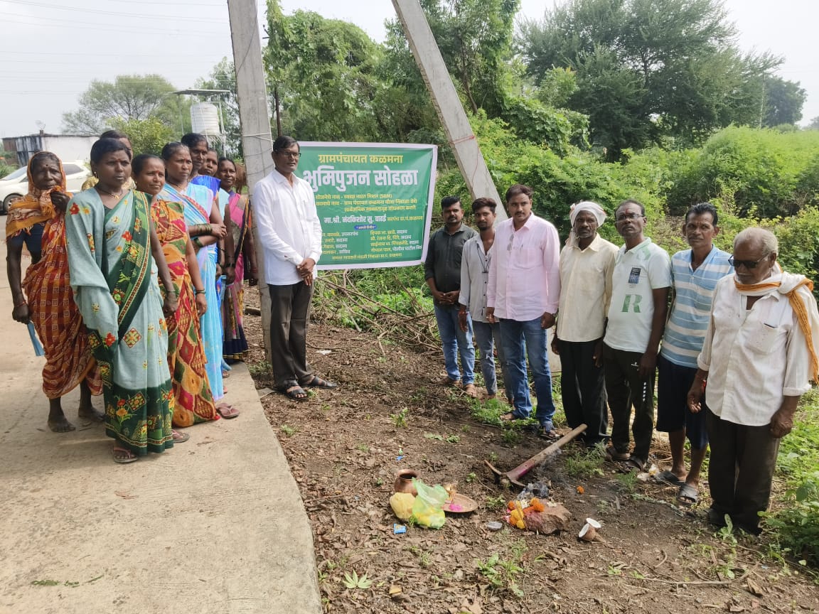 निबाळा येथे सरपंच नंदकिशोर वाढई यांच्या हस्ते सार्वजनिक शौचालयाच्या बांधकामाचे भूमिपूजन.