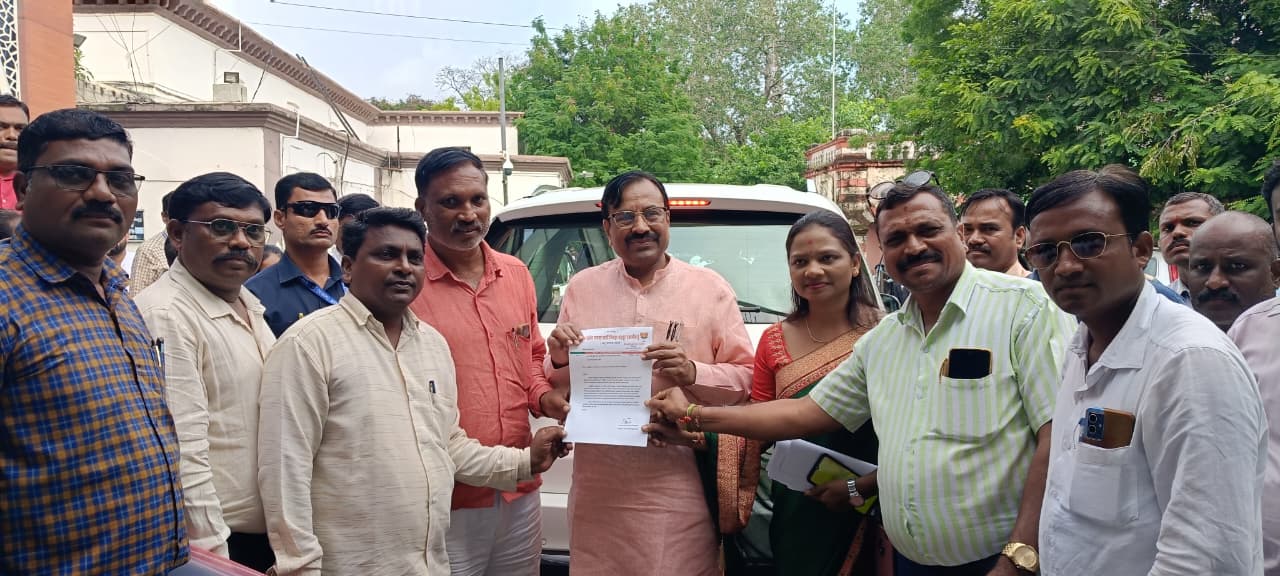 भाजपा अनु.जमाती मोर्चा (आदिवासी आघाडी) चंद्रपूर जिल्हा व जनजाती सुरक्षा मंच चे आजी,माजी पालकमंत्री, आमदार व जिल्हाधिकारी यांना,आदिवासी आरक्षण व इतर मुद्द्या संदर्भात निवेदन सादर