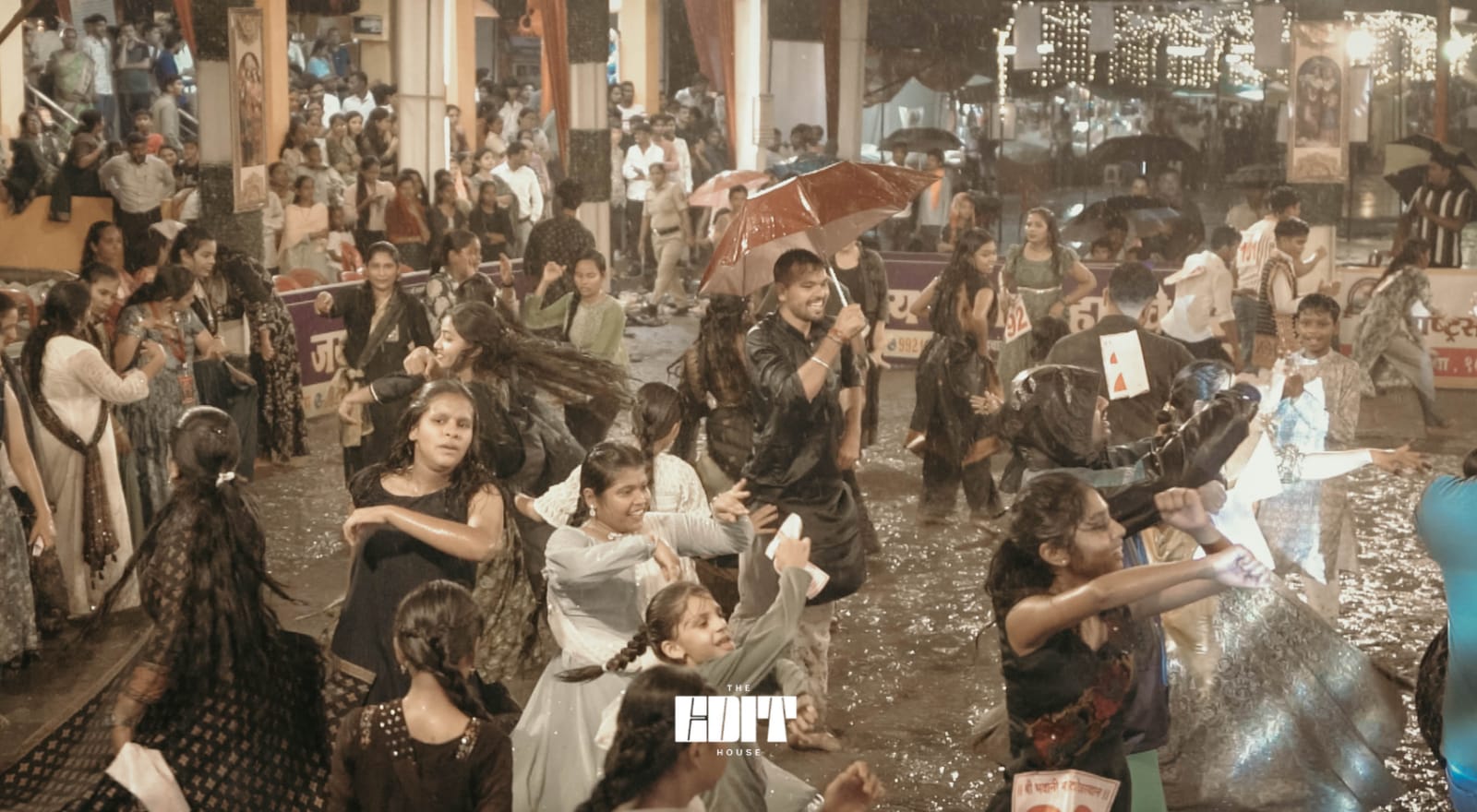 भर पावसात भवानी मंदिरात गरबाप्रेमीचा दांडिया