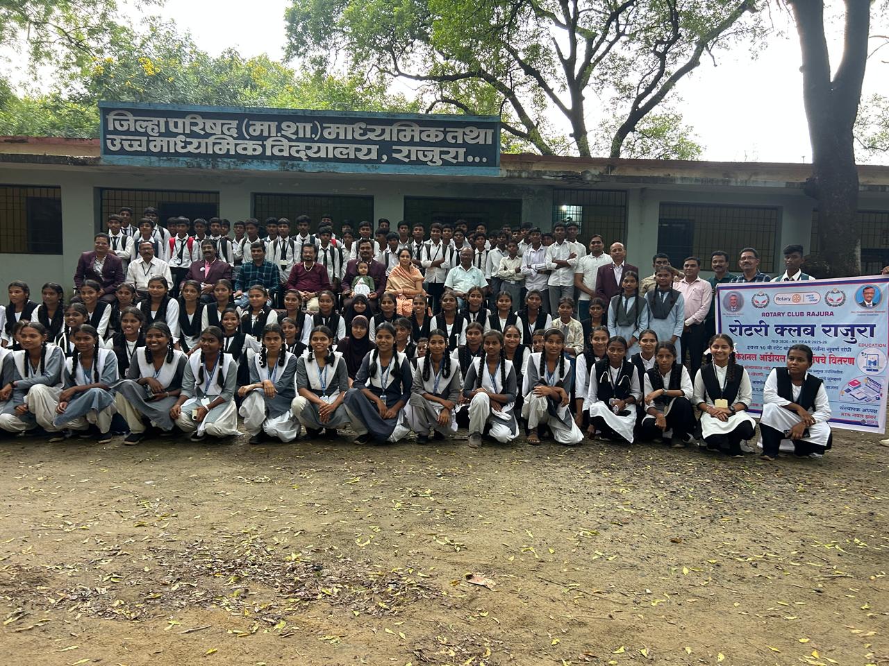 रोटरी क्लब राजुराकडून दहावीच्या विद्यार्थ्यांना एज्युकेशनल आयडियल स्टडी ॲप चे मोफत वितरण.