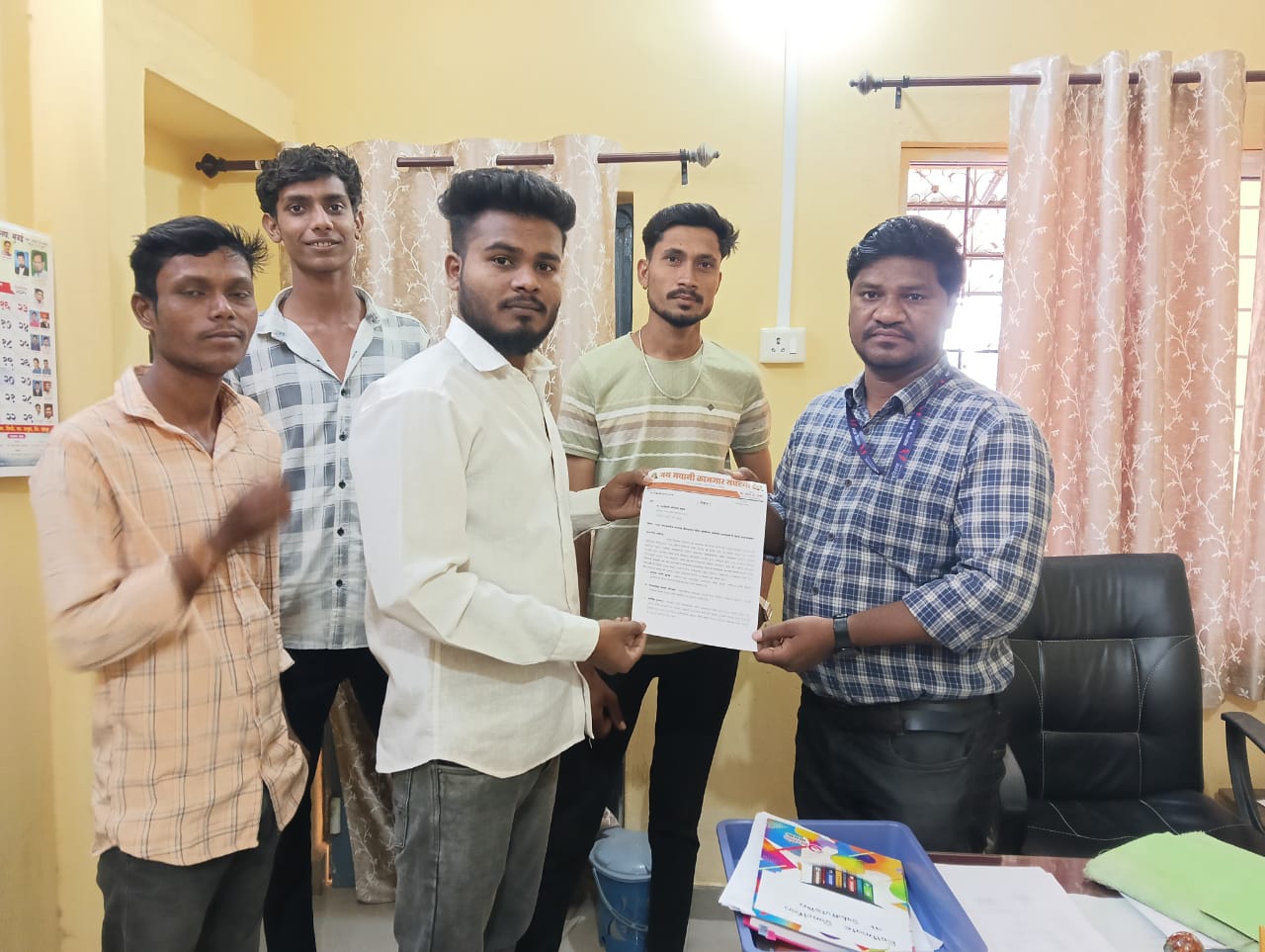 सततच्या विजेच्या लपंडावाने राजुरावासीय नागरिक त्रस्त : जय भवानी कामगार संघटनेकडून सुरज ठाकरे यांच्या मार्गदर्शनात वीज वितरण कंपनीला निवेदन.