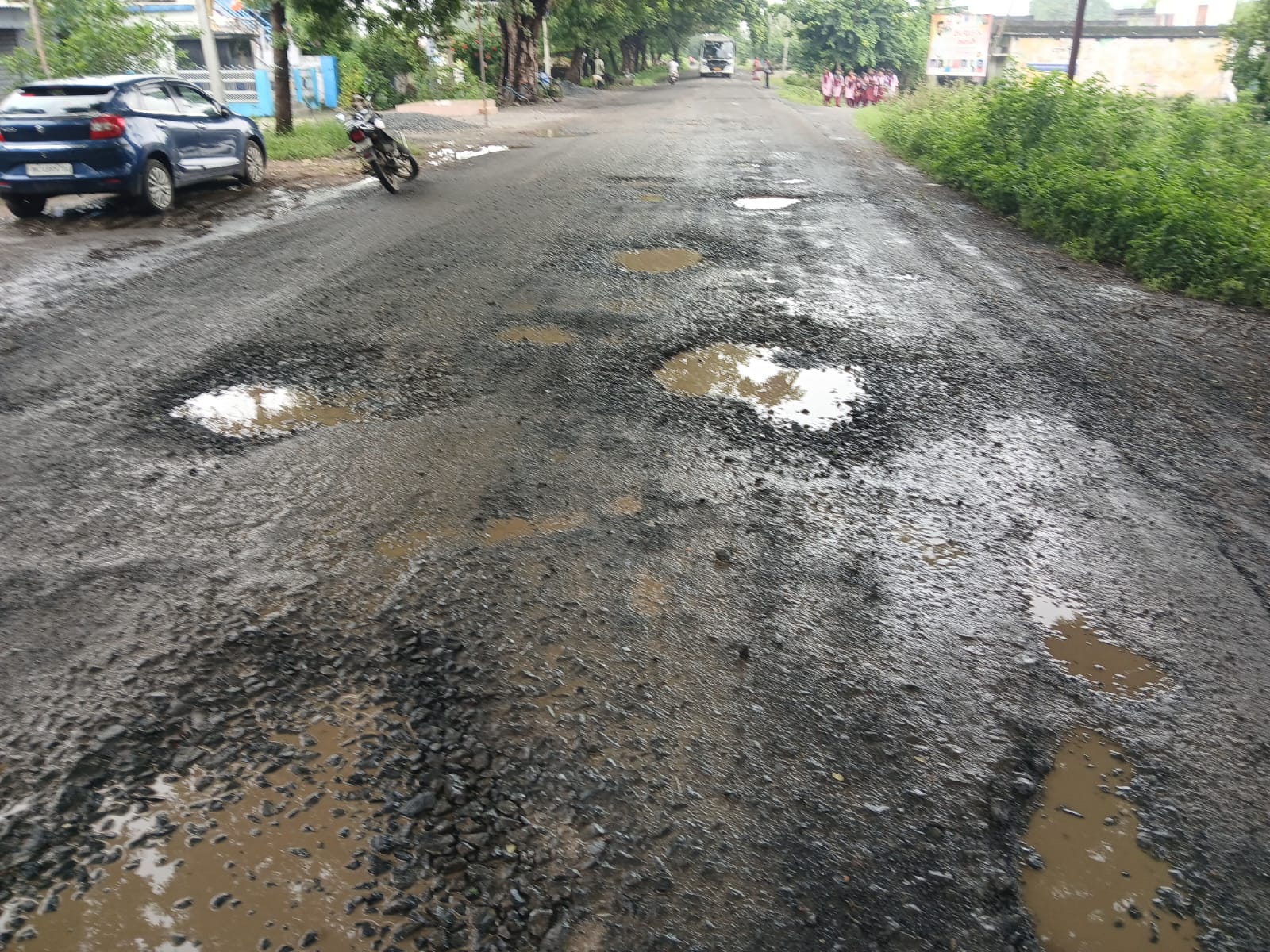 जीव मुठीत धरून करावा लागतो प्रवास