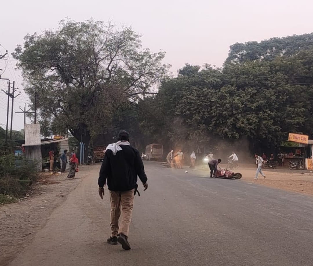 त्या वाहतूक पोलिसाच्या समोरच घडला जीवघेणा अपघात.