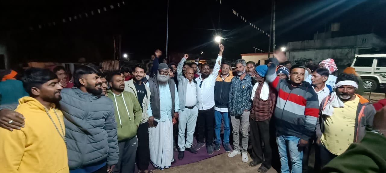 स्थानिक भुमिपुत्राचे रोजगार हिरावून घेण्यासाठी परप्रांतीय कामगारच जबाबदार नसून कंपनी व्यवस्थापन आणि स्थानिक लोकप्रतिनिधी जबाबदार आहेत. – सुरजभाऊ उपरे स्थानिक भुमिपुत्राचे रोजगार हिरावून घेण्यासाठी परप्रांतीय कामगारच जबाबदार नसून कंपनी व्यवस्थापन आणि स्थानिक लोकप्रतिनिधी जबाबदार आहेत. – सुरजभाऊ उपरे