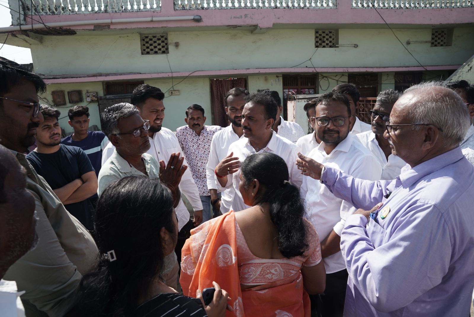 गडचांदूर – सार्वत्रिक नगरपरिषद निवडणुकीच्या पार्श्वभूमीवर प्रभाग क्र. 4, येथून निर्दलीय उमेदवार मा. निलेशभाऊ ताजने यांच्या नेतृत्वात&nbsp; शानदार रॅली व विकाससभा