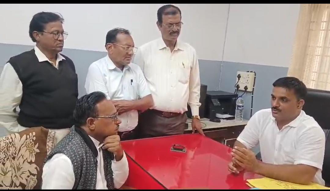 शेतकऱ्यांचे धानाचे शिल्लक चुकारे या संबंधात माजी समाज कल्याण सभापती चंद्रशेखर टेंभुर्णे व सहाय्यक जिल्हा पणन अधिकारी पंकज काकडे चर्चेचा पत्रकार संजीव भांबोरे यांनी घेतलेला ग्राउंड रिपोर्ट