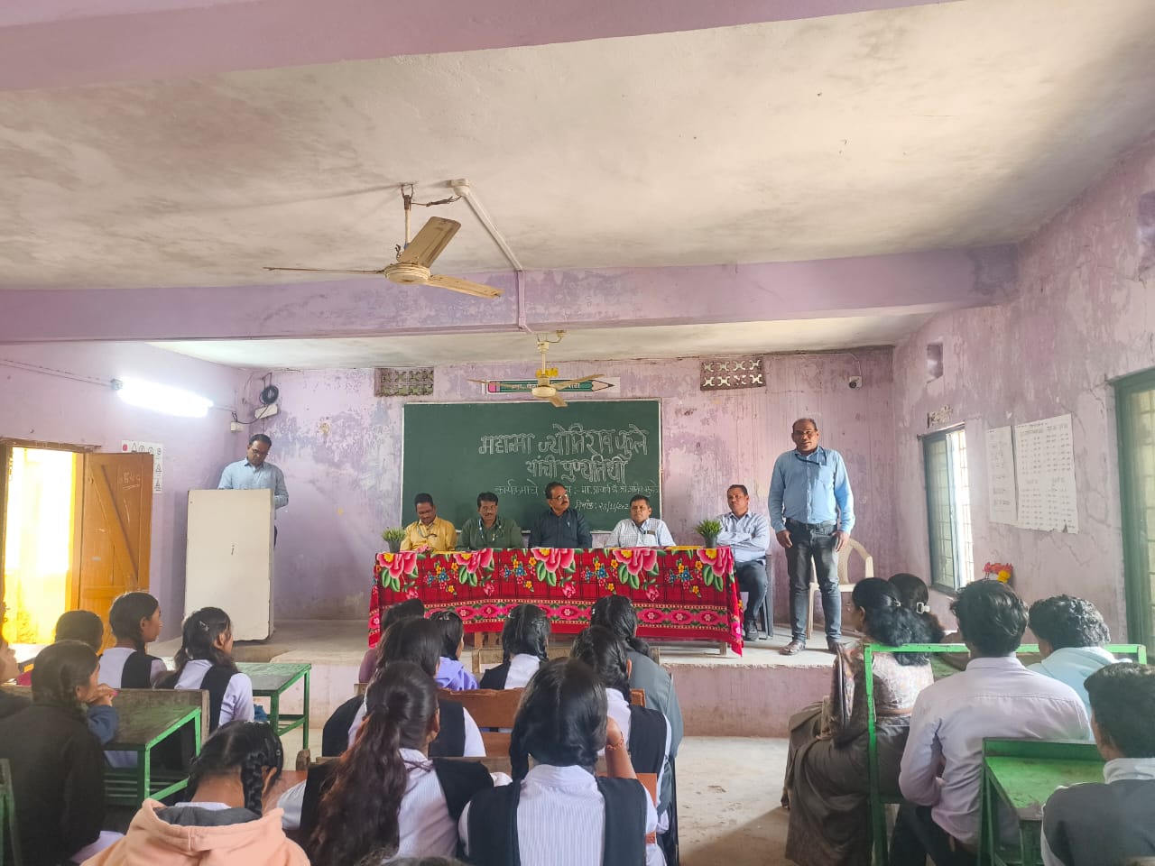 श्री प्रभु रामचंद्र कनिष्ठ महाविद्यालयात महात्मा जोतिबा फुले यांना आदरांजली!