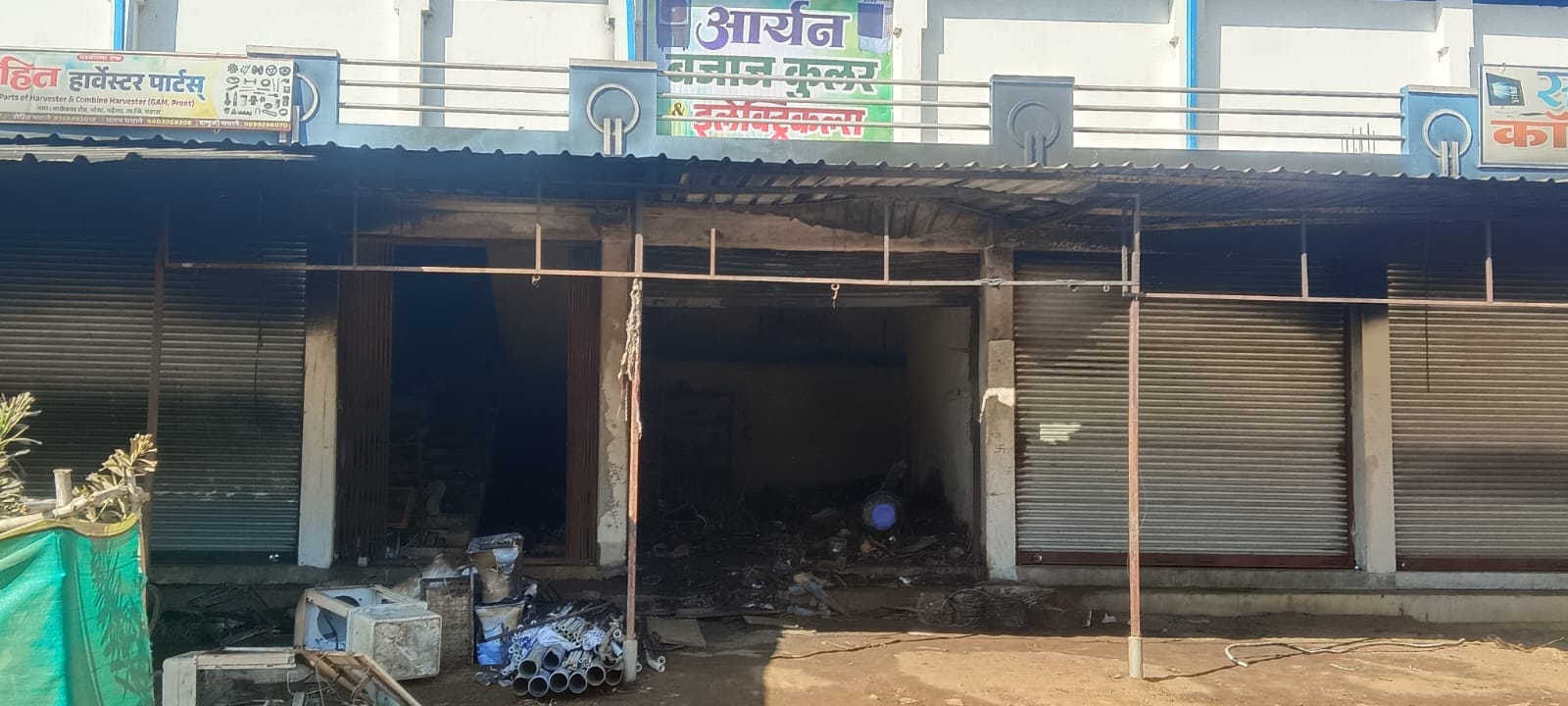 आर्यन धुर्वे वाकेश्वर यांच्या आर्यन बजाज कुलर इलेक्ट्रिक दुकानाला आग लागून अंदाजे 17 लाखाचे नुकसान
