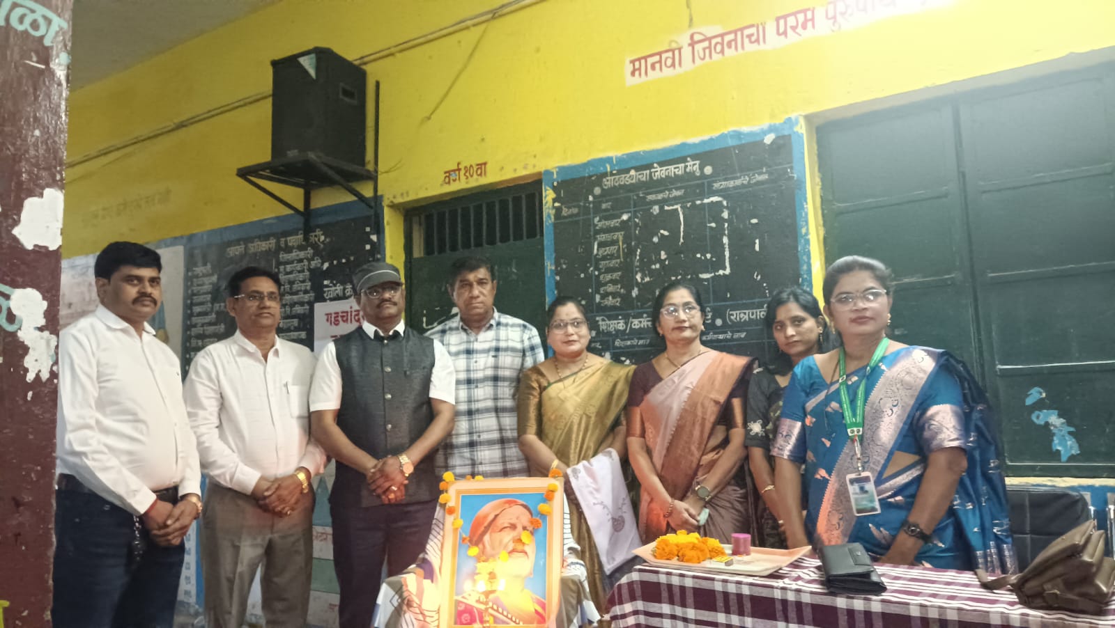 गोपाल कुरेकर यांच्या वाढदिवसानिमित्याने विद्यार्थ्यांना शैक्षणिक साहित्य भेट.